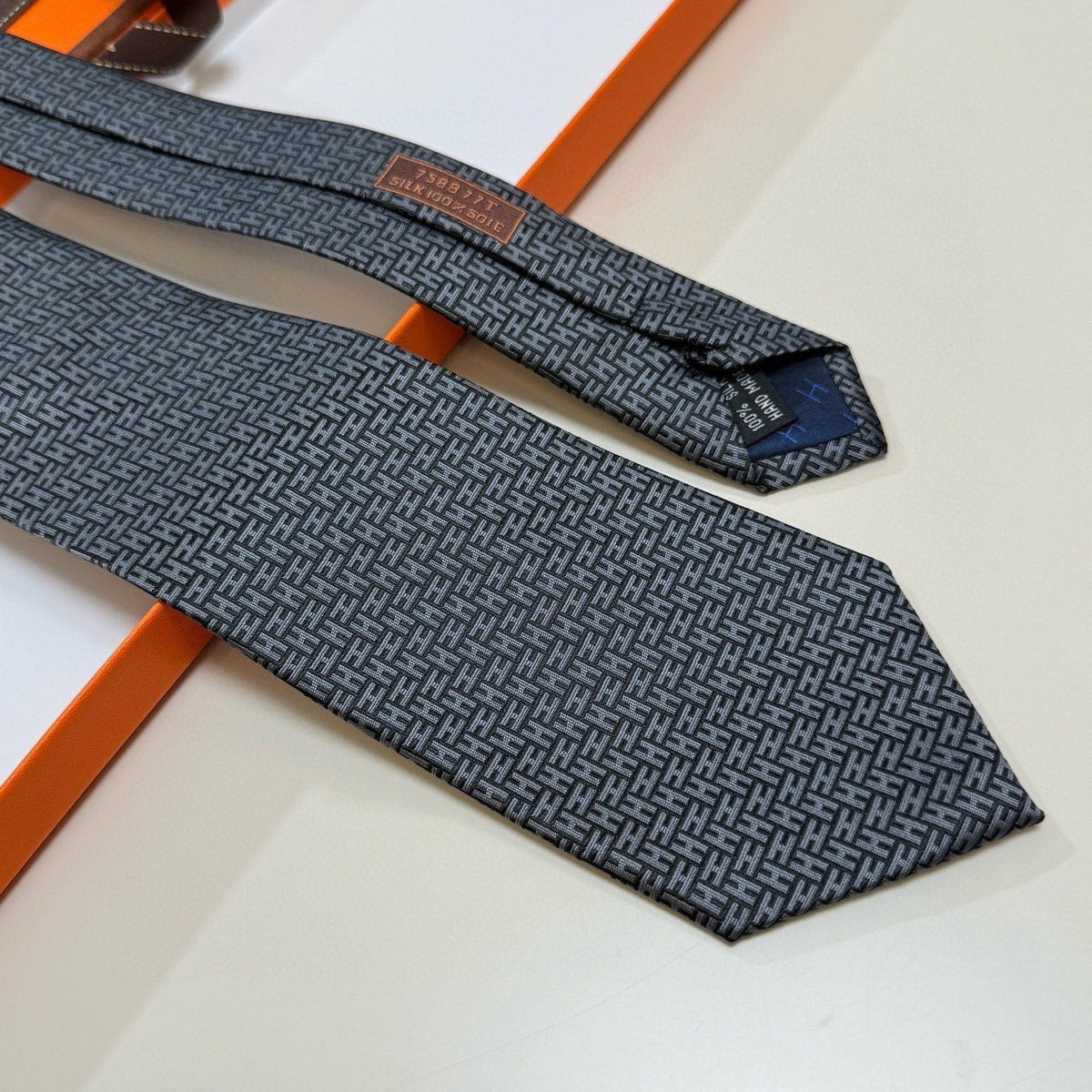 Hermès Style Men's Textured Silk Tie